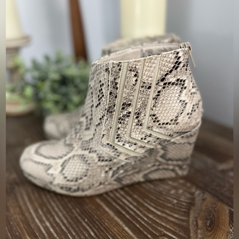 Women's Sugar Juliette Wedge Ankle Booties Bootie Snake Skin Size 7M